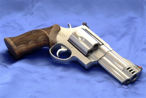 Weapons: Smith & Wesson .500 Magnum