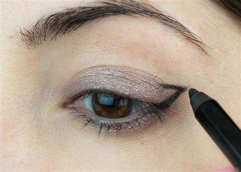 How To Create a Simple Cat Eye Look Using Pencil Eyeliner - Jessoshii