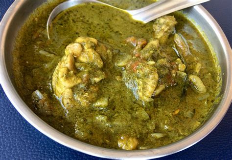 Ente Thattukada: Coriander Chicken Curry