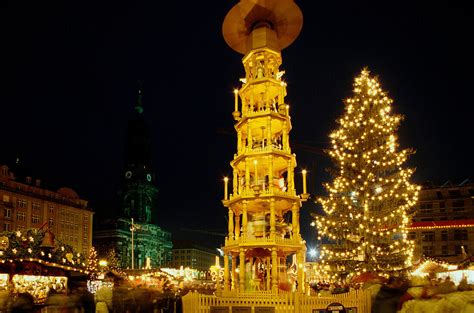 Striezelmarkt, Erzgebirg.pyramide, … – License image – 70017557 lookphotos