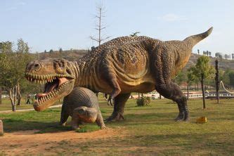 What is the longest dinosaur name?