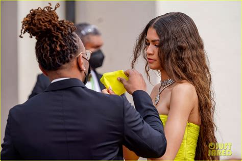 Zendaya Wore a Mask While Seated Inside at Oscars 2021 & Fans Praised ...