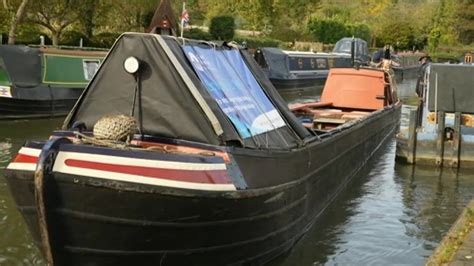 Stoke Bruerne: Canal boat that helped in Blitz returns to museum - BBC News