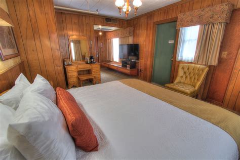 CORNER ROOMS - The Historic Gatlinburg Inn