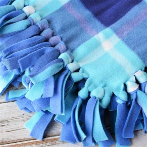 How to Make a Fleece Tie Blanket | Fleece tie blankets, Tie blankets, Diy tie blankets