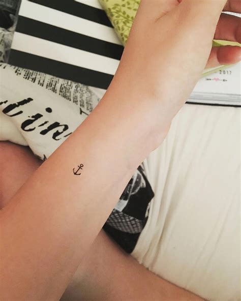 Small anchor tattoo on wrist ️ #tattoodesignswrist #Tatuajesquemeencantan | Tatouage, Tatouage d ...