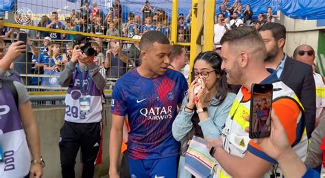 Kylian Mbappe check on fan after leaving her face ιnjuгed when he hit ...