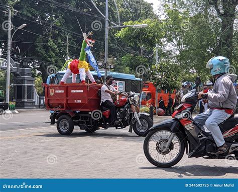 The Art Community of the City of Semarang Celebrates the Cultural Tradition of Warak Ngendog at ...