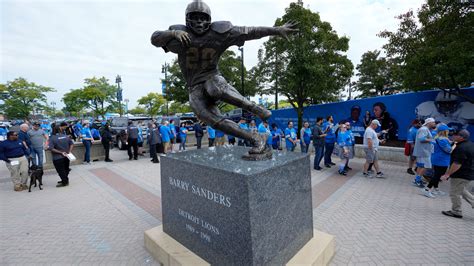 Detroit Lions Honor OSU Heisman Winner, NFL Hall Of Famer Barry Sanders With Statue