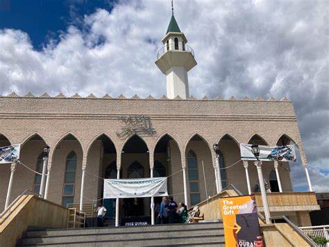 A good day to visit a Mosque - THE OTHER CHEEK