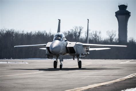 F-15 fighter jet makes emergency landing at MidAmerica St. Louis ...