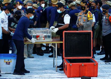 Indonesia retrieves crashed Sriwijaya Air plane's flight data recorder | Tuoi Tre News