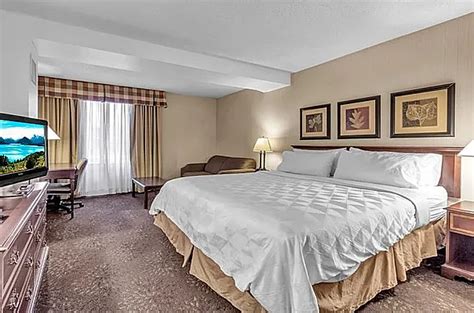 Buffalo Airport Hotel | FREE Shuttle & Parking Cheektowaga