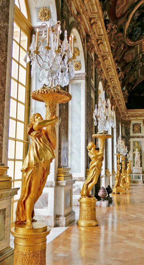 Hall of mirrors golden statues - BoomerVoice