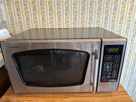 Emerson Microwave Oven | EstateSales.org