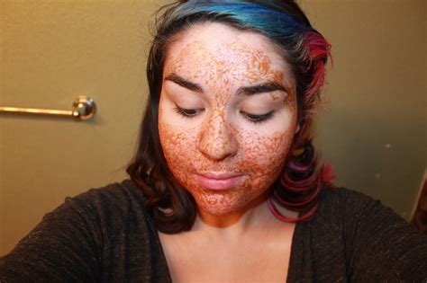 The Dark Side of Beauty: Skin Care DIY: Honey and Cinnamon Mask