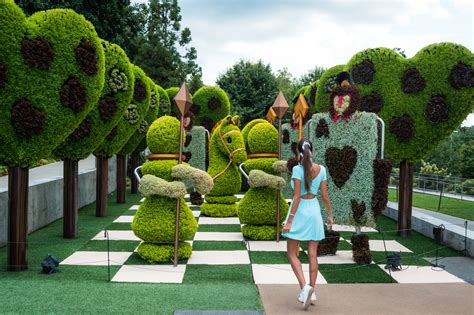 The Alice in Wonderland Gardens Exhibit in Atlanta • Jetset Jansen