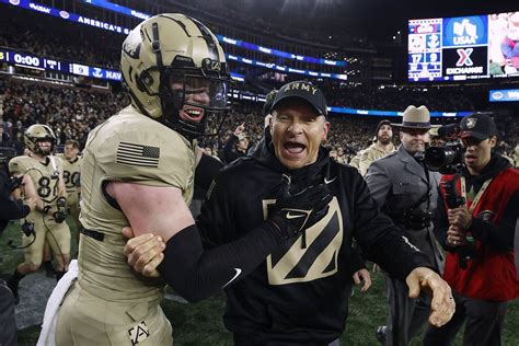 Army holds on with goal-line stand in final seconds, beats Navy 17-11 - WTOP News