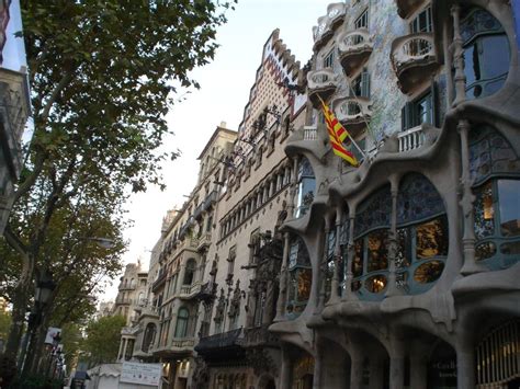 Barcelona's Eixample District Complete Tourist Guide