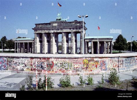 The Berlin Wall at the Brandenburg Gate in 1989 Stock Photo - Alamy