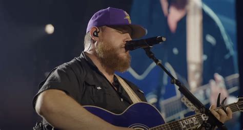 Luke Combs' "Fast Car" Officially Earns #1 On Hot Adult Contemporary ...