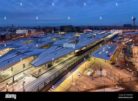 Railway Station Wien Hauptbahnhof (Vienna Central Station) ÖBB at night ...