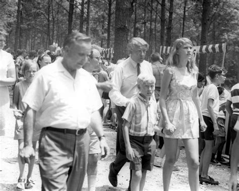 WERNHER VON BRAUN FAMILY AT APOLLO 11 CELEBRATION PICNIC - 8X10 PHOTO (DA-305)