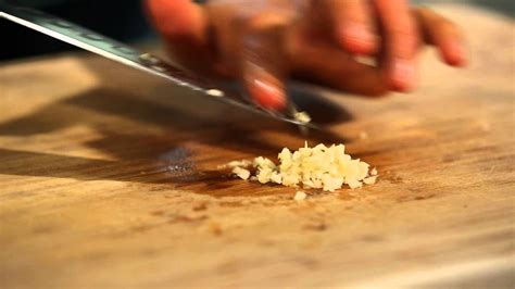 How to chop a garlic clove - YouTube