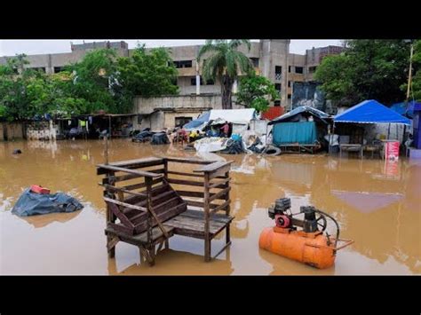 Heavy flooding in Ghana's capital - YouTube