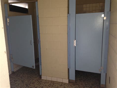 An Open Letter to the Woman Who Kicked in My Bathroom Stall | HuffPost