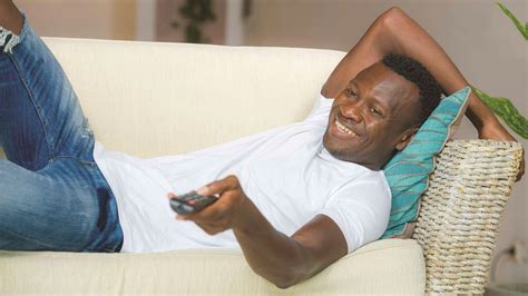 5 things a woman must never do when her man is watching football on TV – Nairobi News