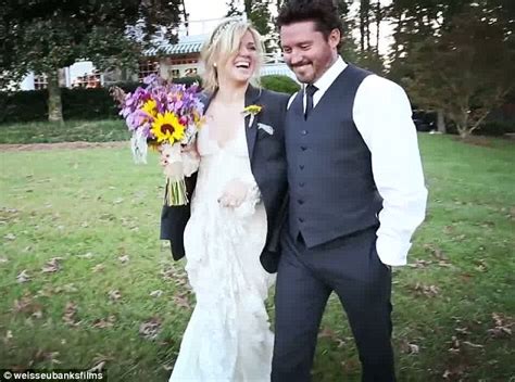 Kelly Clarkson 2018: Husband, tattoos, smoking & body measurements - Taddlr