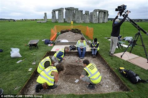 Stonehenge burial pit for Neolithic elite contains 'surprising' number of women | Daily Mail Online