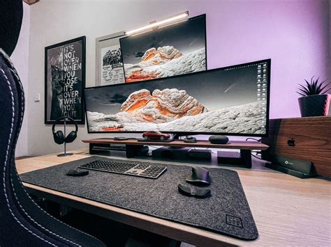 Using stacked monitors for your home office - Minimal Desk Setups