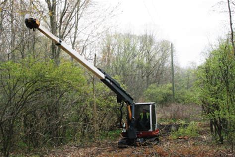 In a Tight Spot - Michigan tree trimmer uses compact equipment for distribution rights-of-way