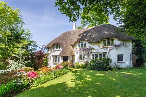 Sleeps 11 - picturesque thatched cottage, located within the New Forest National Park in a quiet ...