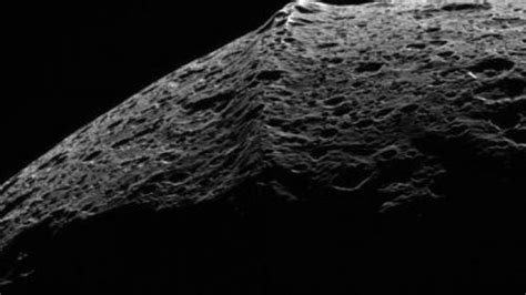 New Study Suggests The Origin Of Iapetus' Ridge | IFLScience