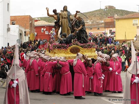 ¿Cuál es el origen de las procesiones de Semana Santa? | Vestidos de novia, Semana santa ...