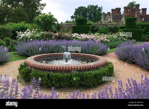 Formal rose garden borde hill hi-res stock photography and images - Alamy