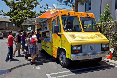 How to Use a Food Truck to Supplement Your Restaurant