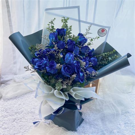 Fresh blue rose flower bouquet delivery, Furniture & Home Living ...