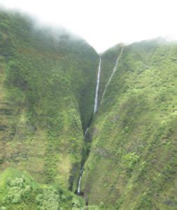 4. Oloʻupena Falls - TheBiteTour.com