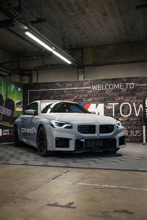 G87 BMW M2 Brooklyn Grey が M タウンでカメラにポーズ - JP NewsS