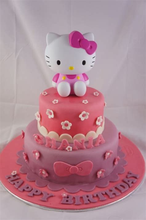 gâteau d'anniversaire hello kitty violet et rose avec des fleurs - 31 ...