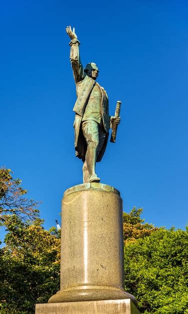 Premium Photo | Statue of captain cook in hyde park sydney australia