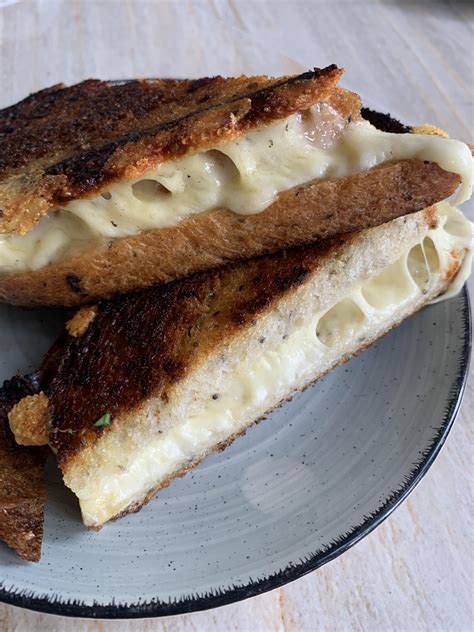 Crispy crust and an ooey gooey cheese pull : r/grilledcheese