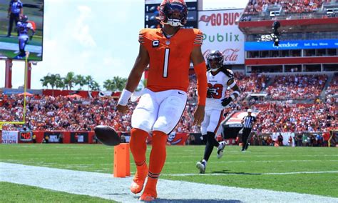 Justin Fields-DJ Moore connection thrives on Bears’ first TD drive