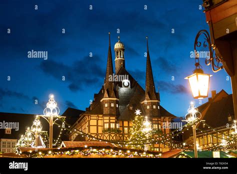 Town hall Wernigerode Christmas market and benefactor fountain lights Stock Photo - Alamy