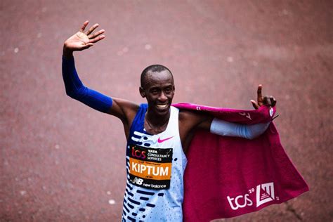 Athletics: Kelvin Kiptum breaks marathon world record - Sport News Africa