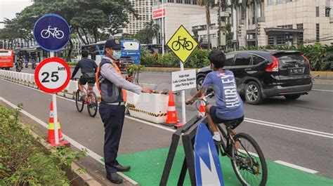 Jalur Sepeda Sudirman-Thamrin Dipasangi Pembatas Beton - Bagian 2